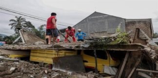 Aumentan a 310 los muertos por el terremoto en Indonesia
