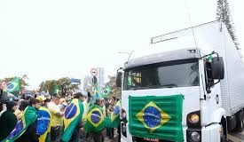 Bolsonaro pide a camioneros que cesen su protesta