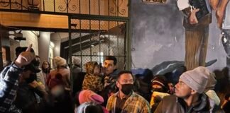 Texas envió buses con migrantes a la casa de Kamala Harris en Nochebuena