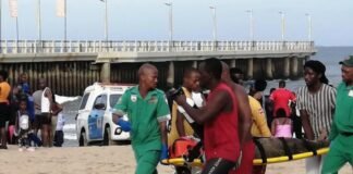 Tres muertos y varios heridos por una ola gigante en una playa de Sudáfrica