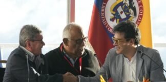 Petro y el ELN invitan a campesinos a las negociaciones de paz en Caracas