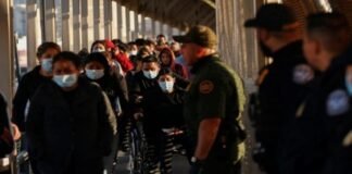 Migrantes que fueron secuestrados se entregan a autoridades estadounidenses