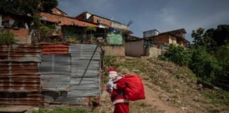 Santa Claus sube cementerio arriba para regalar juguetes