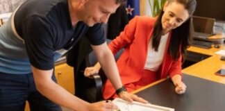 Subastan acta con un insulto de primera ministra neozelandesa