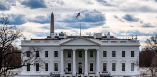 La Casa Blanca acusa al gobernador de Texas de poner en peligro la vida de migrantes