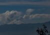 Volcán Cotopaxi emana columna de 900 metros de vapor y poca ceniza