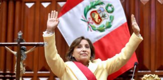 Dina Boluarte jura como primera presidenta de Perú