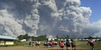 Casi 2.000 desplazados tras la erupción de un volcán en Indonesia