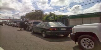 Largas colas en San Fernando y Biruaca para surtir gasolina