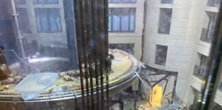 Revienta en Berlín el mayor acuario cilíndrico del mundo