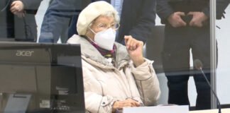 Condenan a mujer de 97 por ser cómplice en crímenes nazis