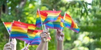 Corte colombiana: Parejas homosexuales deben tener licencia para adopción