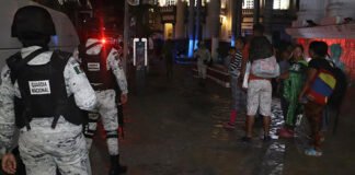 Venezolanos se entregan a la autoridad en la frontera sur de México