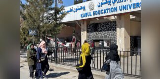 Talibanes reprimen protesta de mujeres contra veto a educación universitaria