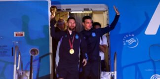 Messi llegó a Buenos Aires con la tercera copa mundial