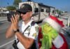 Duende navideño cambia las multas de tráfico por cebollas en Florida