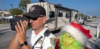 Duende navideño cambia las multas de tráfico por cebollas en Florida