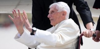Benedicto XVI sigue estable y bajo supervisión médica