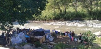 Migrantes se instalan en el río Coatán en México