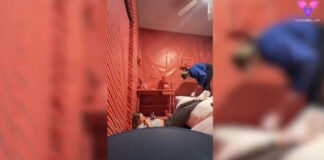 Envuelven la habitación de su amiga en papel de regalo navideño