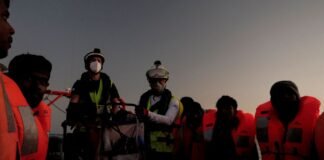 Italia da puerto a tres naves migrantes y suaviza su postura