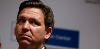 Demandan a DeSantis por envío de venezolanos a Massachusetts