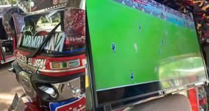 Le pone televisor a su moto para no perderse el Mundial