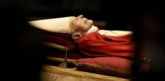 Unos 65.000 fieles visitan la capilla ardiente de Benedicto XVI el primer día