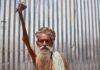 Hombre en la India lleva 50 años con el brazo levantado