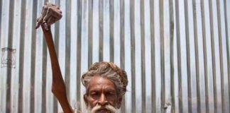 Hombre en la India lleva 50 años con el brazo levantado