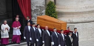 Ataúd de Benedicto XVI reposa en la cripta vaticana, frente a la tumba de Juan Pablo I