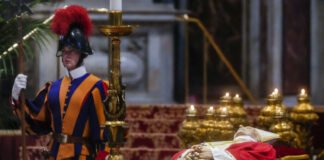 Benedicto XVI tendrá un funeral papal pero con «adaptaciones»