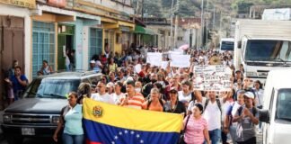 Siguen las protestas de los profesores por sus salarios: Maduro amenaza con despedirlos