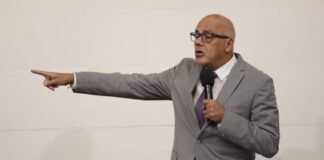 «Me tienen harto»: Jorge Rodríguez pierde los estribos y amenaza con suspender el diálogo con la oposición