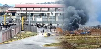 Manifestantes peruanos incendian puesto aduanero en la frontera con Bolivia