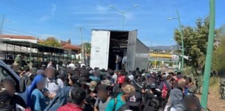 Hallan a más de 250 migrantes hacinados en un tráiler en México