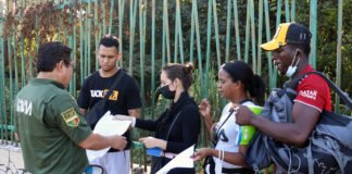 Migrantes al sur de México piden libre tránsito durante visita de Biden