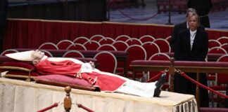 Capilla ardiente de Benedicto XVI abre por segundo día en espera del funeral