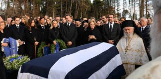 Ciudadanos griegos y realeza despiden a Constantino II
