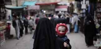 Mujeres yemeníes no pueden salir de prisión sin tutor masculino, denuncia AI