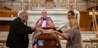 Iglesia católica veló a cardenal pedófilo pese a las protestas en Australia