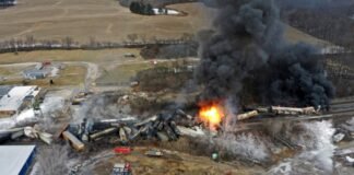 Continúa desastre ambiental en Ohio tras el descarrilamiento de tren con sustancia altamente tóxica: cloruro de vinilo