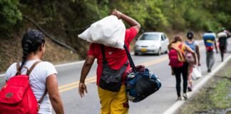 Nueva oleada de venezolanos camina por Colombia