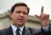 DeSantis firma polémica ley para reubicar indocumentados fuera de Florida