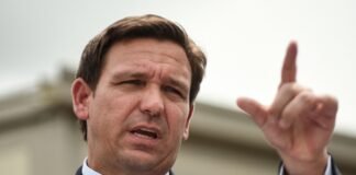 DeSantis firma polémica ley para reubicar indocumentados fuera de Florida