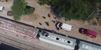 Hallan dos migrantes muertos y 10 encerrados en vagón de tren en Texas