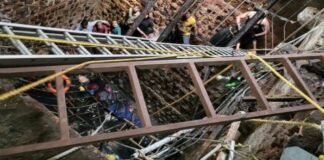 Al menos 11 muertos al hundirse suelo de un templo en el centro de la India
