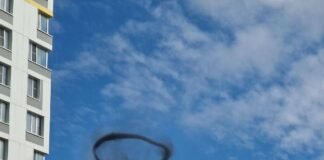 Captan extraño anillo negro sobre el cielo en Moscú