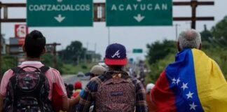 Migrantes venezolanos y hondureños salen en caravana hacia EEUU