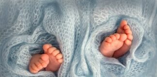 Madre recurre a la policía para poder identificar a sus gemelos Madre recurre a la policía para poder identificar a sus gemelos - thefreedompost.net